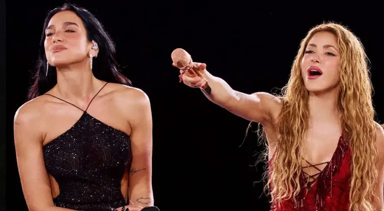 Shakira y Dua Lipa juntas en el escenario.
